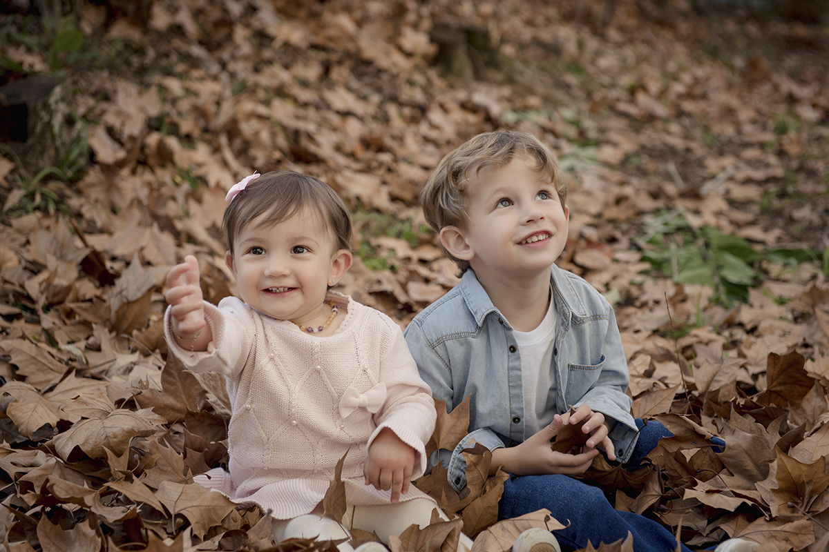 Foto de familia em caxias do sul fotografa morgana perini irmaos folhas de arvore