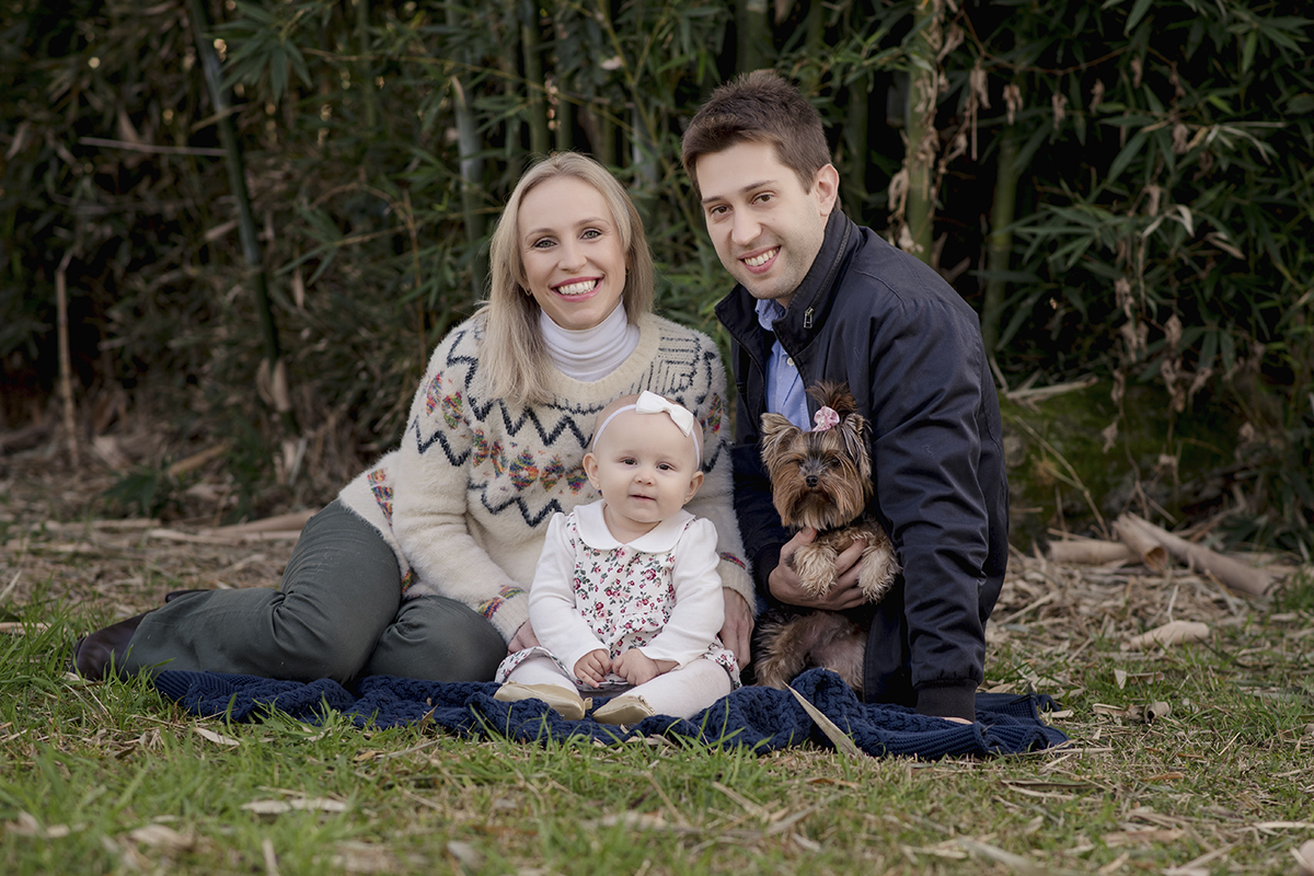 Foto de bebe em caxias do sul fotografa morgana perini familia com cachorro sentados
