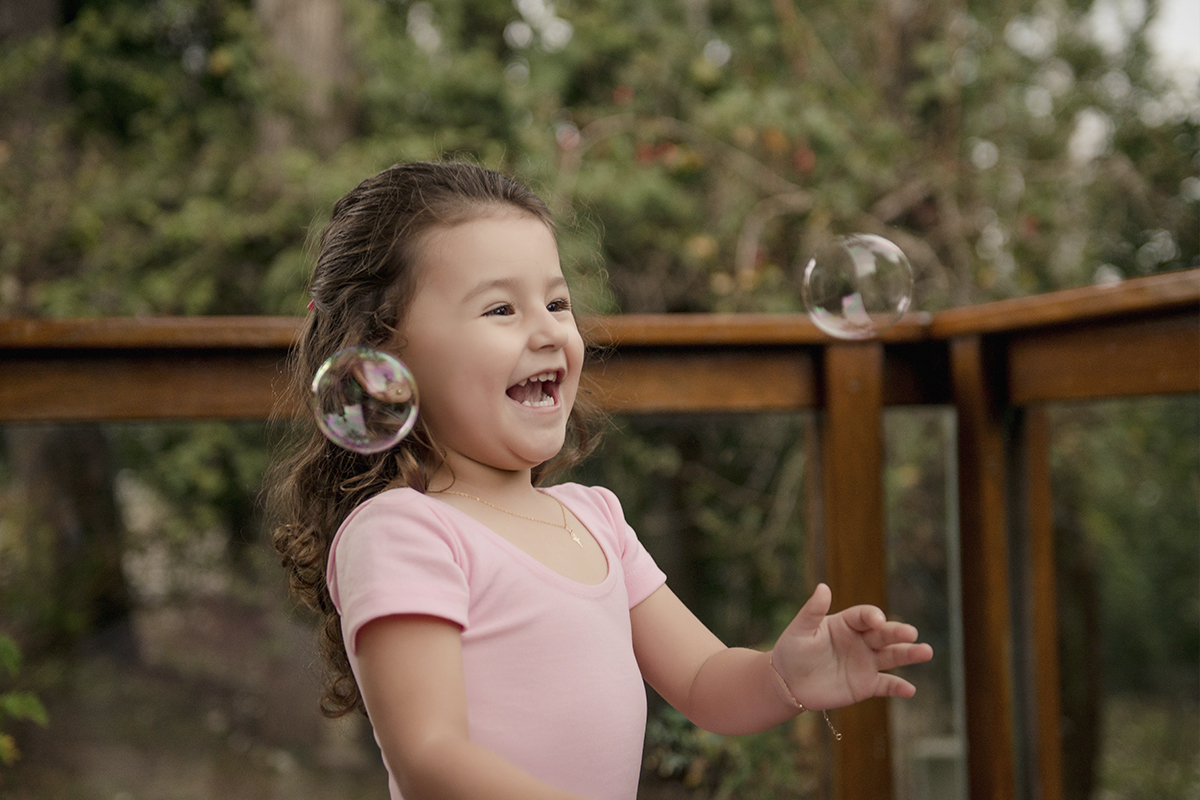 Foto de bebe em caxias do sul fotografa morgana perini bailarina bolhas sabao