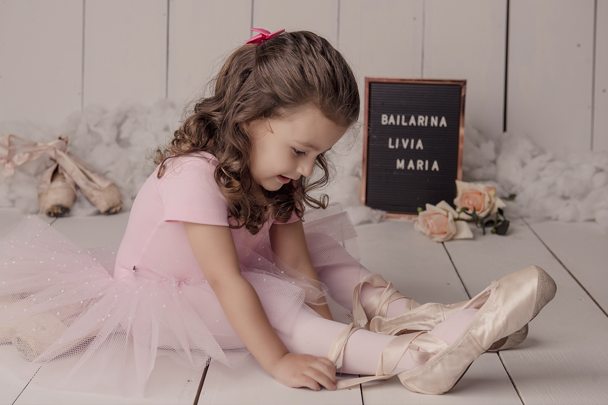 Foto de bebe em caxias do sul fotografa morgana perini arrumando sapatilha