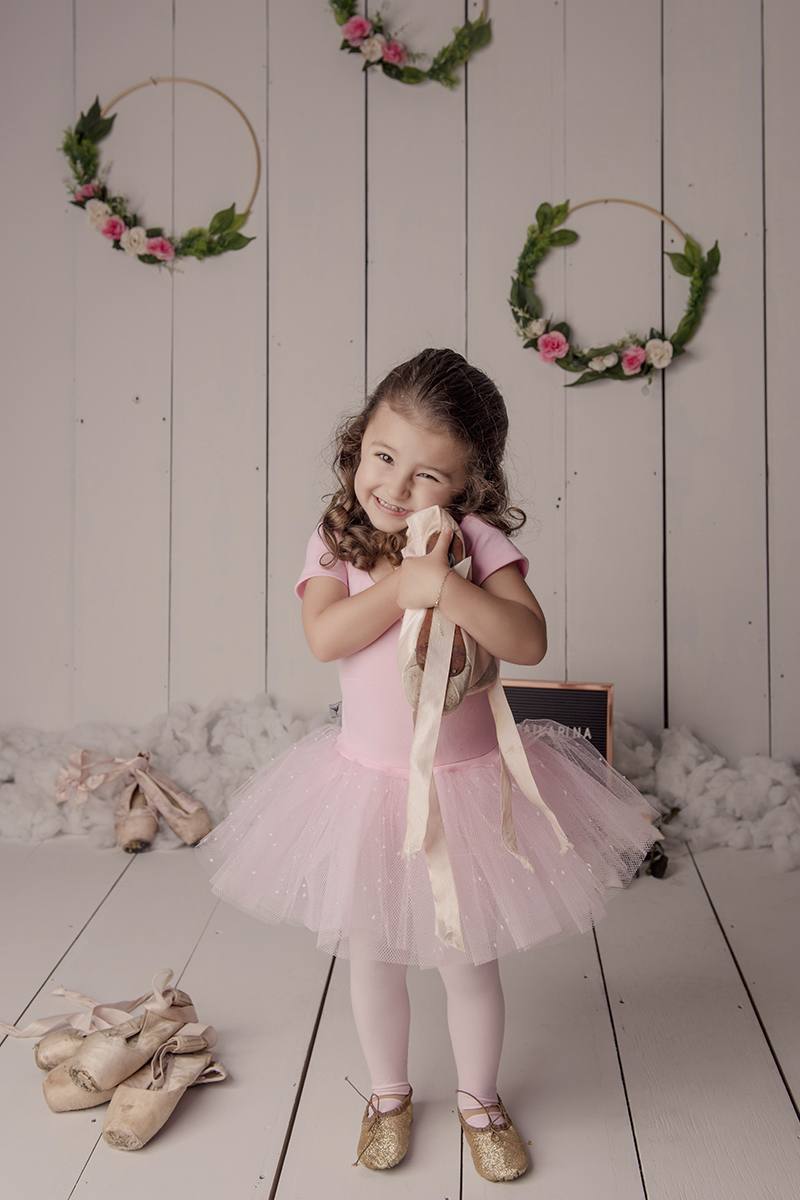 Foto de bebe em caxias do sul fotografa morgana perini abraçada sapatilha