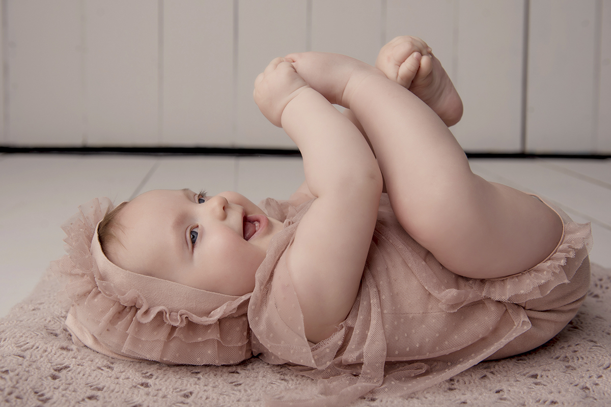 Foto de bebe em caxias do sul fotografa morgana perini bebe brincando pes rosa