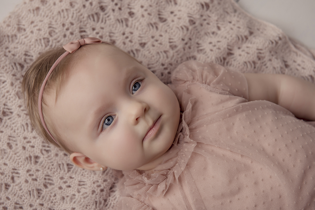 Foto de bebe em caxias do sul fotografa morgana perini menina rosa olhos azuis