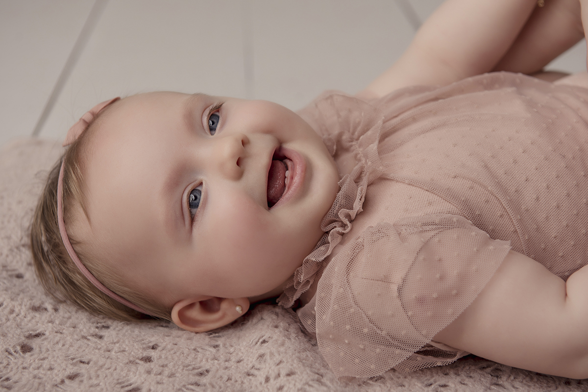 Foto de bebe em caxias do sul fotografa morgana perini menina sorrindo rosa