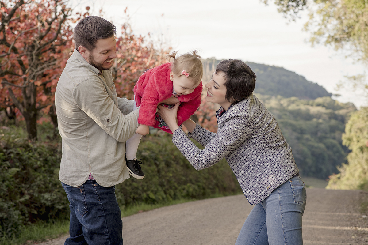 Foto de familia em caxias do sul fotografa morgana perini pais brincado filha rosa