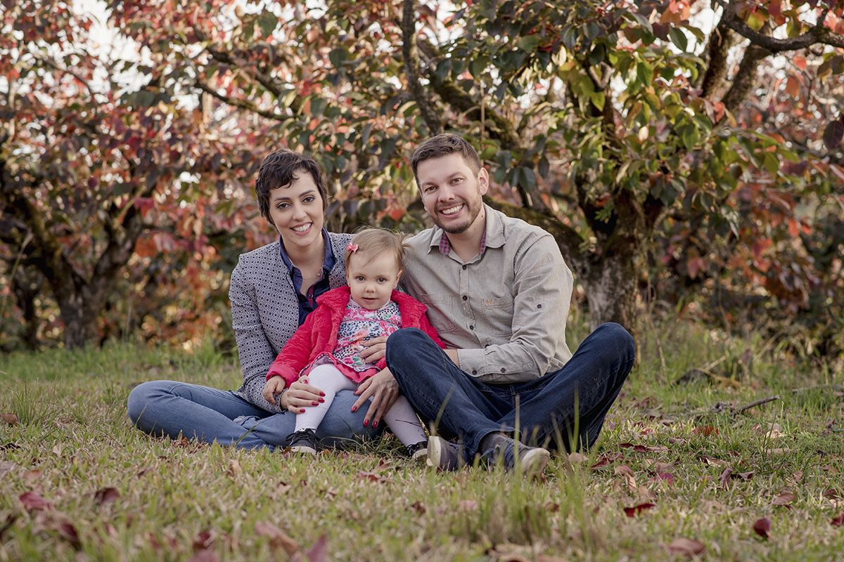 Foto de familia em caxias do sul fotografa morgana perini pais sentados grama menina