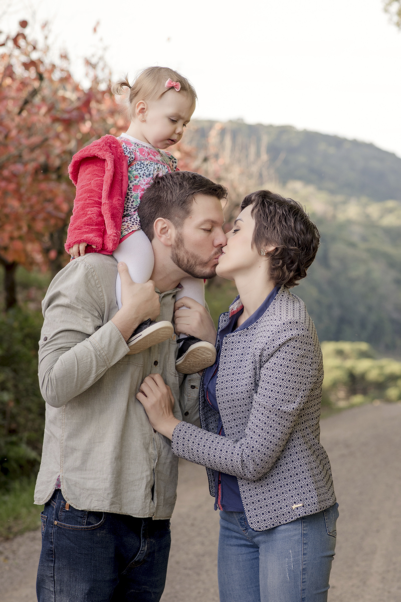 Foto de familia em caxias do sul fotografa morgana perini beijo menina ombros