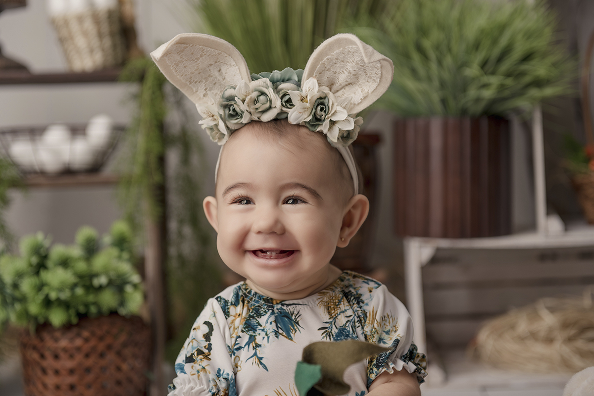 Foto de bebe em caxias do sul fotografa morgana perini menina sorrindo coelho pascoa