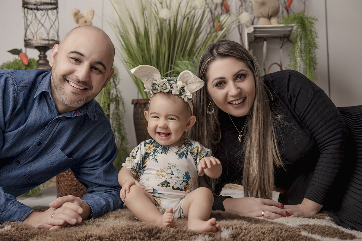 Foto de bebe em caxias do sul fotografa morgana perini pais com menina sorrindo