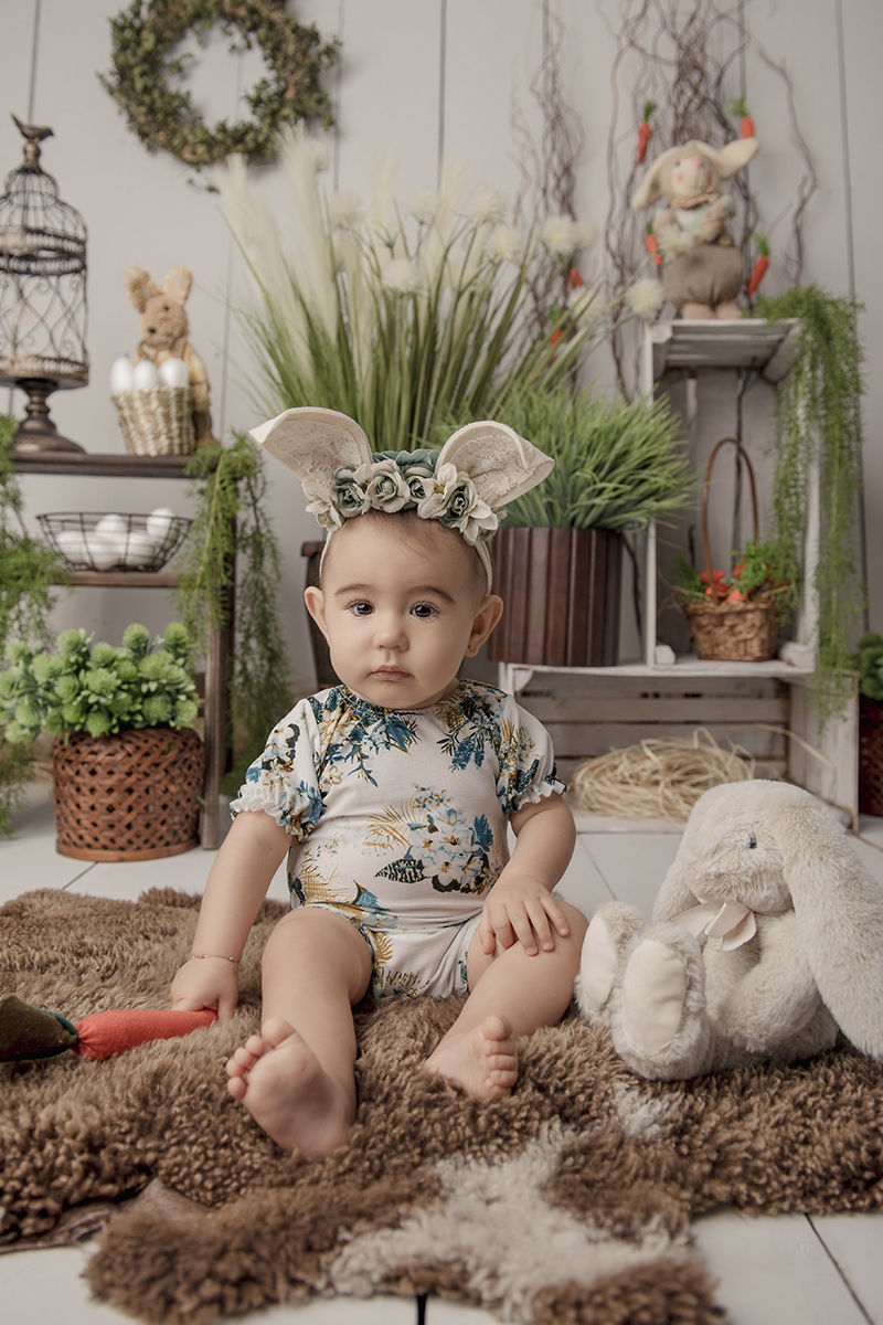 Foto de bebe em caxias do sul fotografa morgana perini menina mao no joelho pascoa