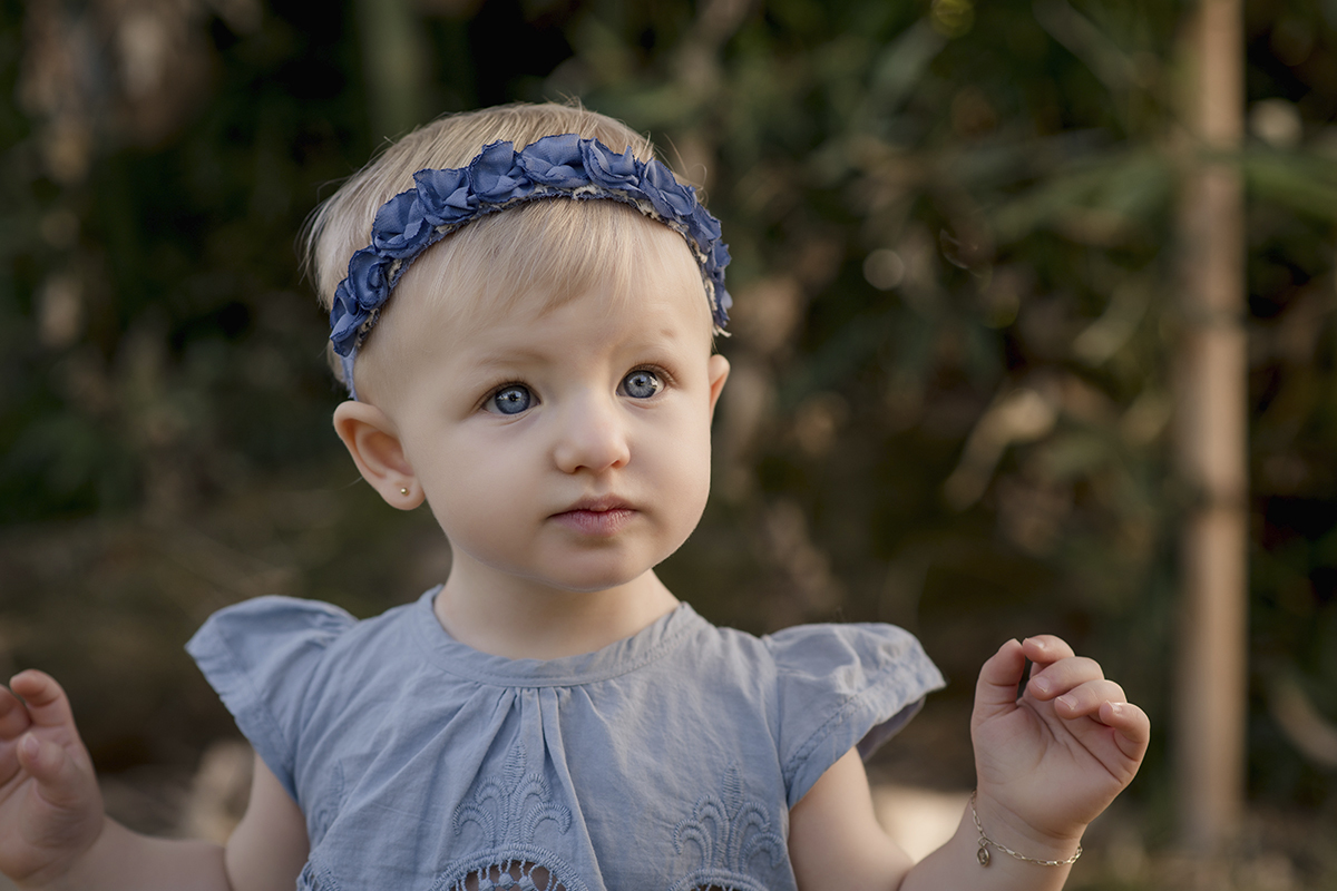 Foto de bebe em caxias do sul fotografa morgana perini menina axul maos pra cima