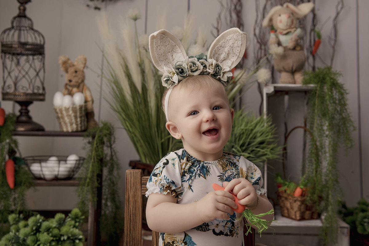 Foto de bebe em caxias do sul fotografa morgana perini bebe com cenoura na mao