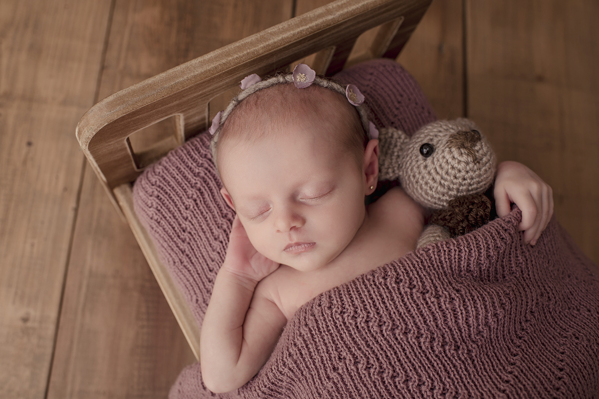 Foto newborn em caxias do sul fotografa morgana perini caminha de madeira menina urso