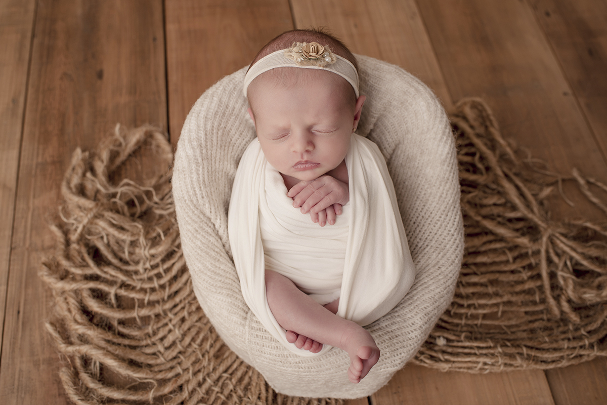 Foto newborn em caxias do sul fotografa morgana perini em poltroninha menina