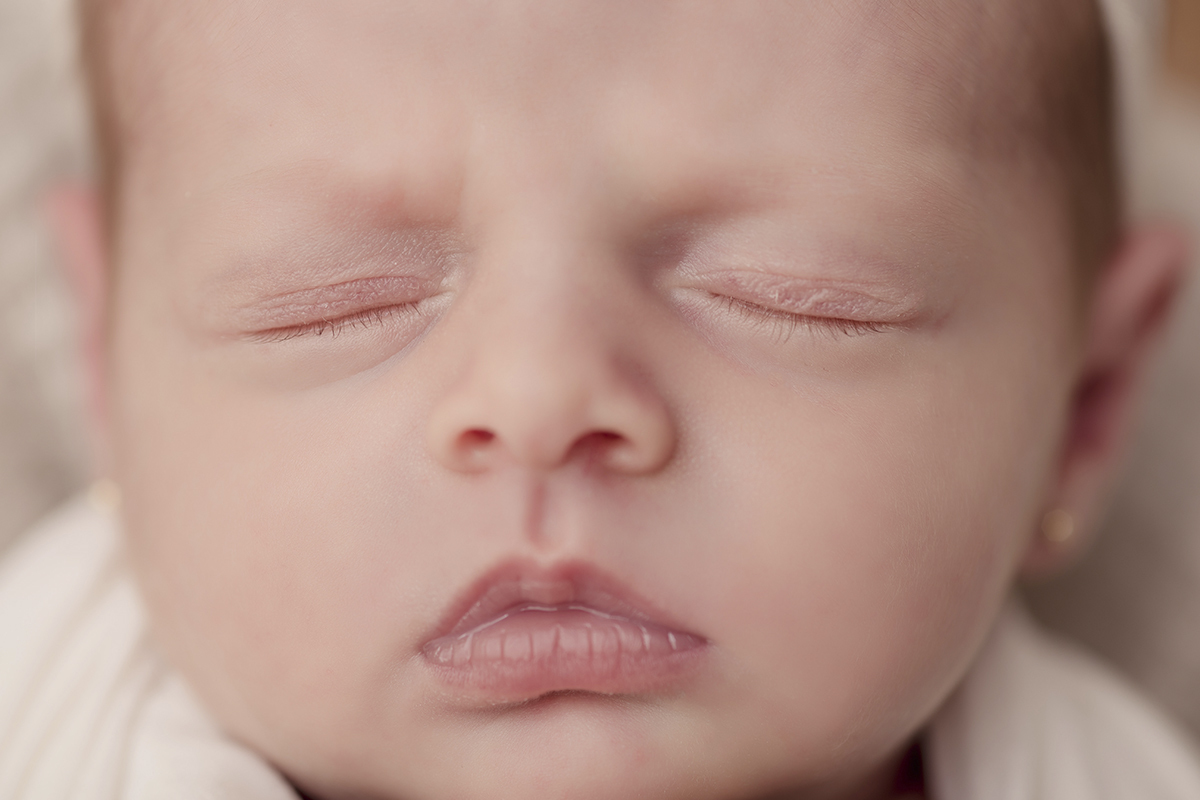 Foto newborn em caxias do sul fotografa morgana perini clouse no rostinho