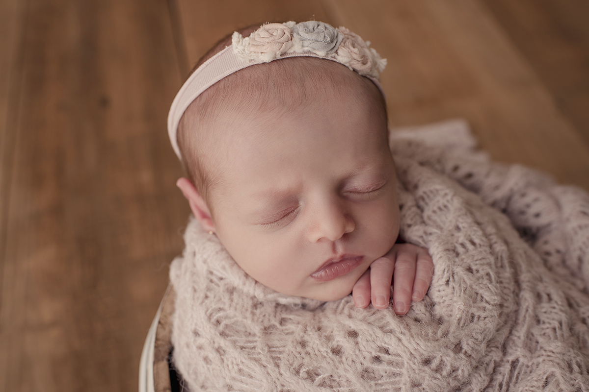 Foto newborn em caxias do sul fotografa morgana perini enroladinha manta creme