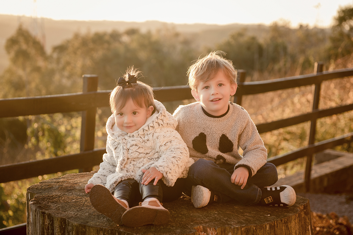 Foto de familia em caxias do sul fotografa morgana perini crianças sentadas