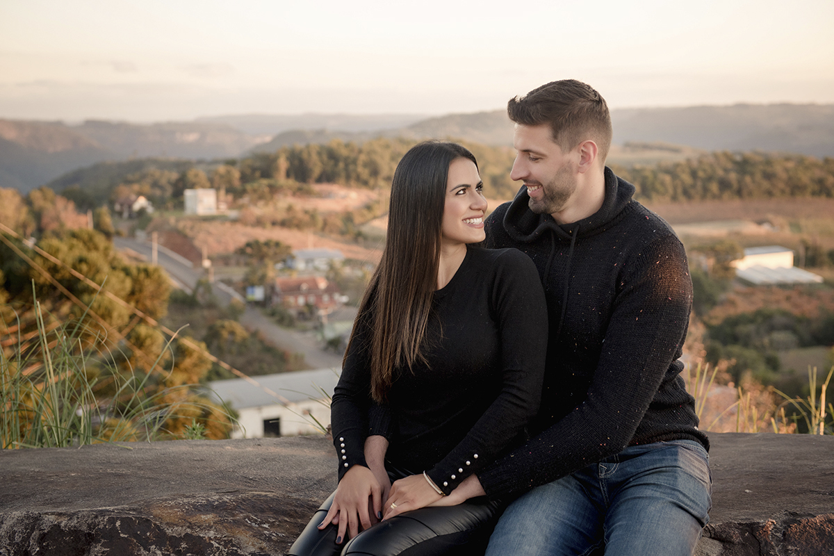 Foto de familia em caxias do sul fotografa morgana perini casal de preto se olhando