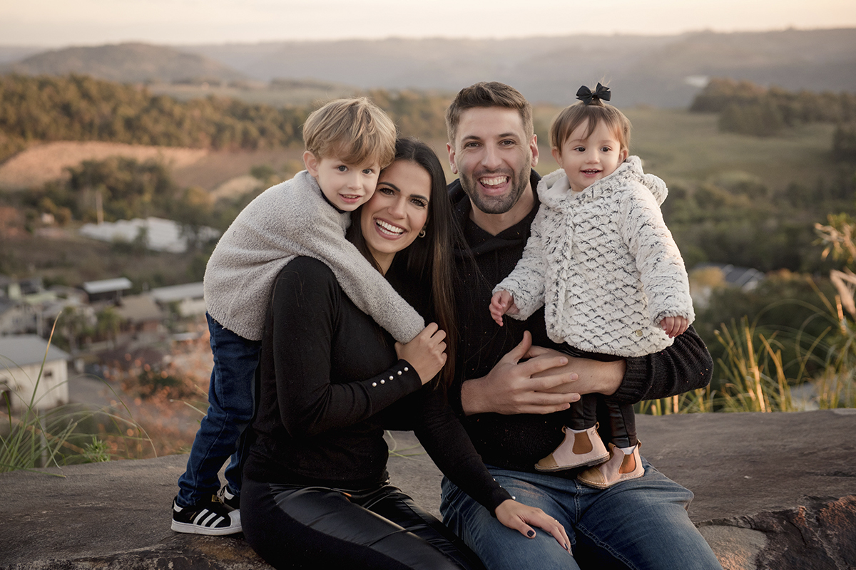 Foto de familia em caxias do sul fotografa morgana perini famili a sentados sorrindo casal de filhos