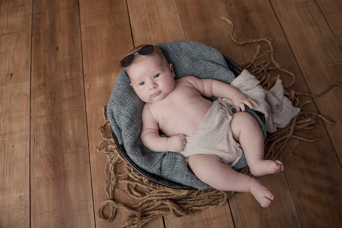 Foto de bebe em caxias do sul fotografa morgana perini bebe deitado em cestinha marrom
