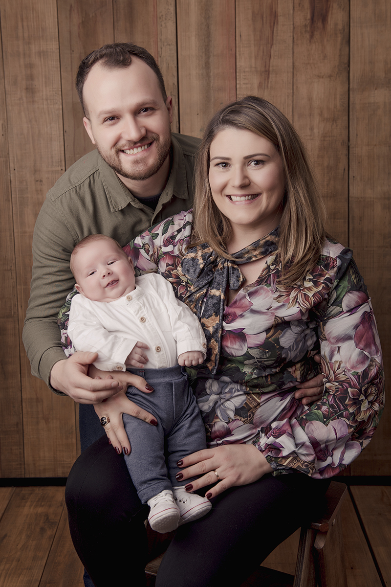 Foto de bebe em caxias do sul fotografa morgana perini familia com bebe no colo sentados