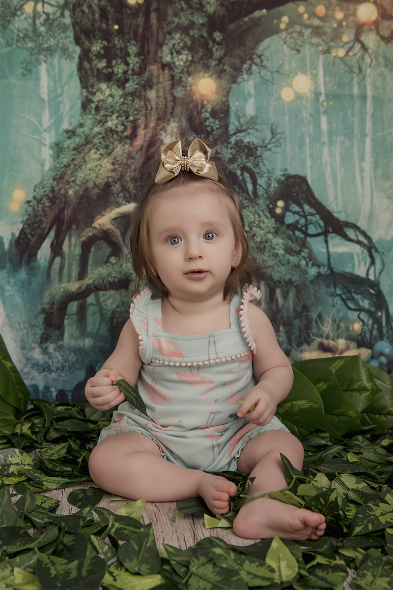 Foto de bebe em caxias do sul fotografa morgana perini bebe com folhas na mao de arvore