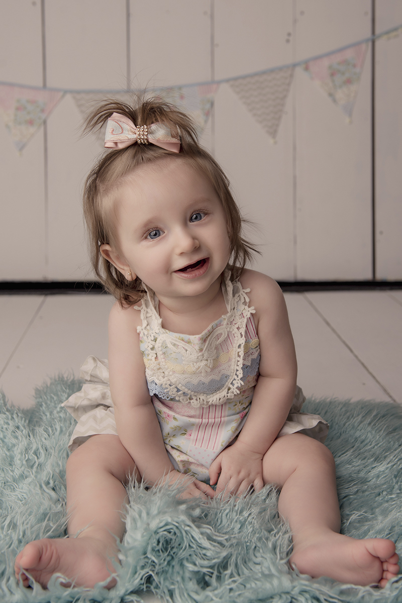 Foto de bebe em caxias do sul fotografa morgana perini bebe vestido sorrindo loira