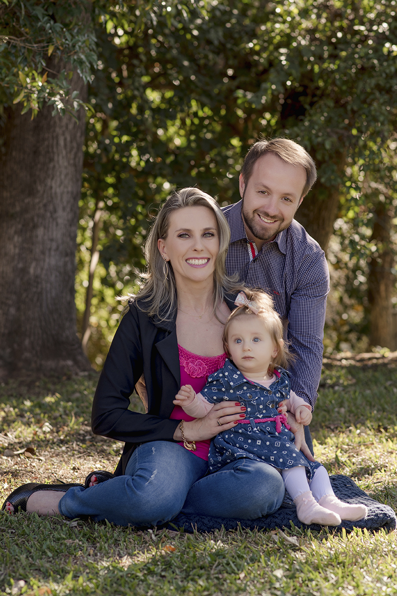 Foto de bebe em caxias do sul fotografa morgana perini familia com bebe sentados na grama 