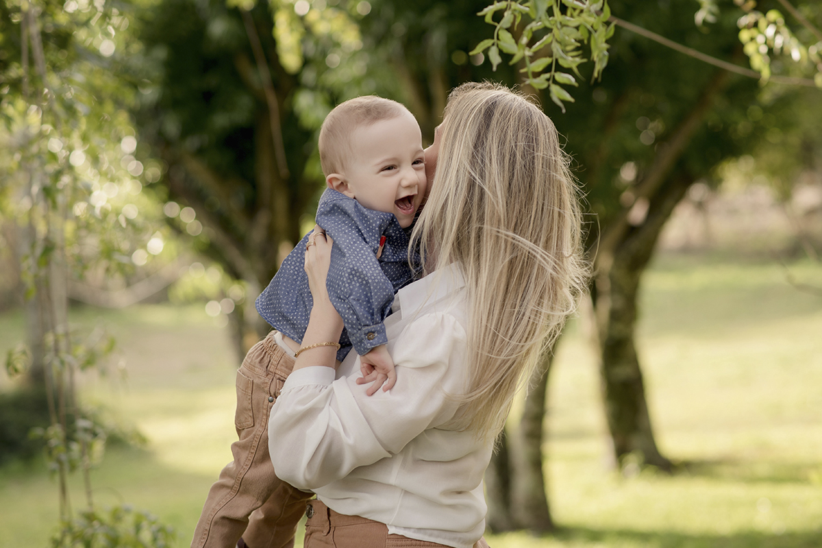 Foto de bebe em caxias do sul fotografa morgana perini bebe sorrindo brincando com mae
