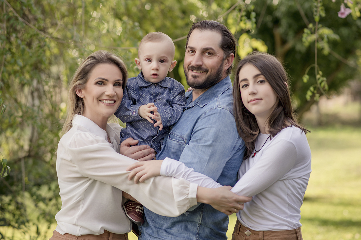 Foto de bebe em caxias do sul fotografa morgana perini familia abraçada casal e dois filhos