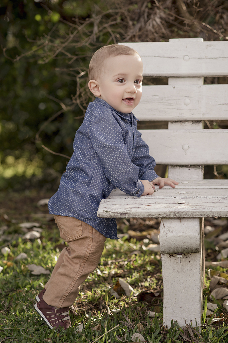 Foto de bebe em caxias do sul fotografa morgana perini bebe segurando em banco branco
