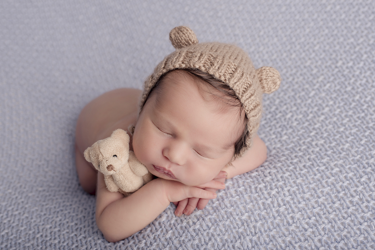 Foto newborn em caxias do sul fotografa morgana perini toquinha e urso marrom