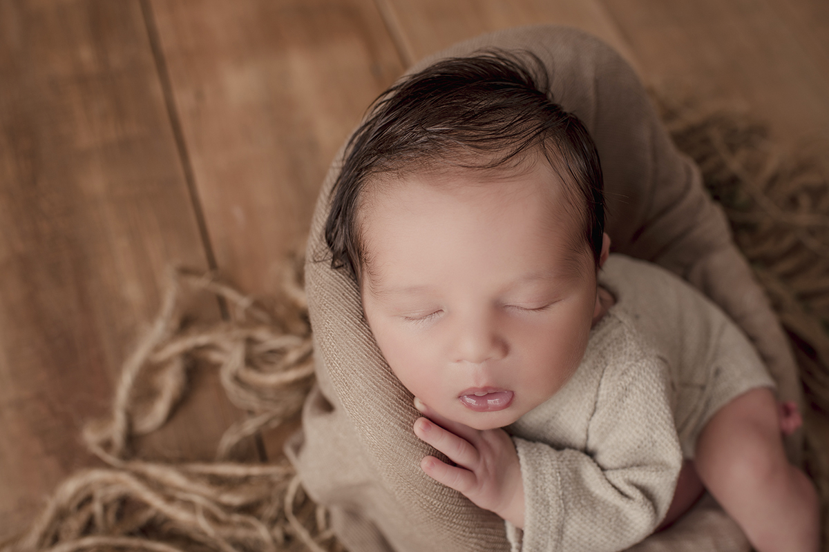 Foto newborn em caxias do sul fotografa morgana perini bebe tons de marrom