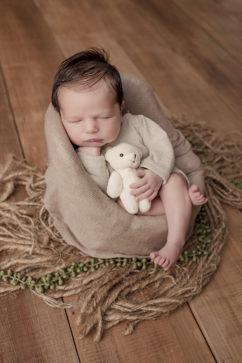Foto newborn em caxias do sul fotografa morgana perini bebe com ursinho branco