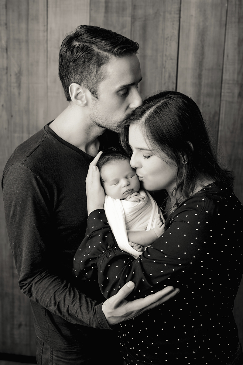 Foto newborn em caxias do sul fotografa morgana perini pais e bebe foto preto e branco