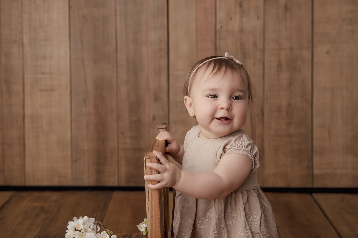 Foto de bebe em caxias do sul fotografa morgana perini bebe de pe cadeira madeira