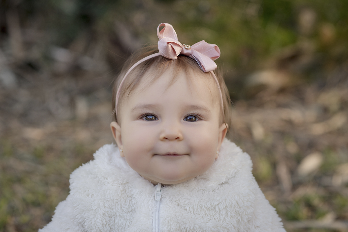 Foto de bebe em caxias do sul fotografa morgana perini bebe casaco e laço cabelo