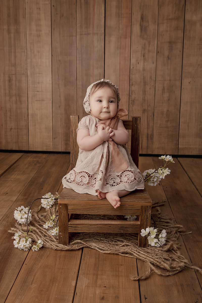 Foto de bebe em caxias do sul fotografa morgana perini bebe segurando maozinhas
