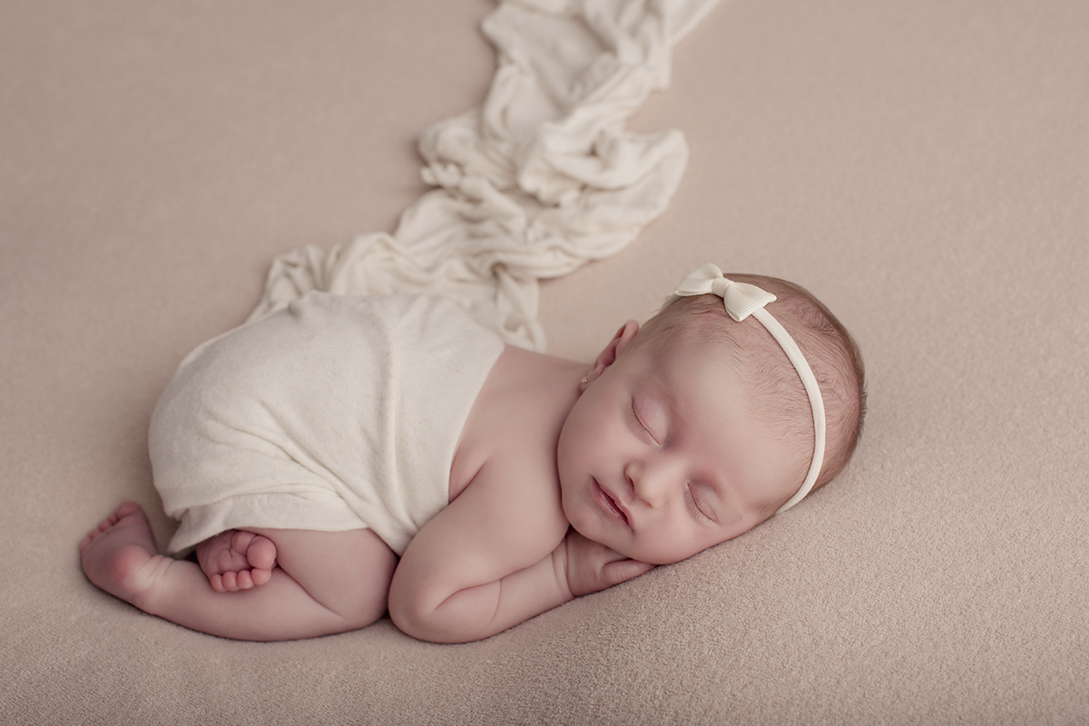 Foto newborn em caxias do sul fotografa morgana perini bebe enrolada tecido branco