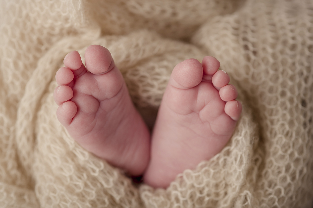 Foto newborn em caxias do sul fotografa morgana perini pes rosado