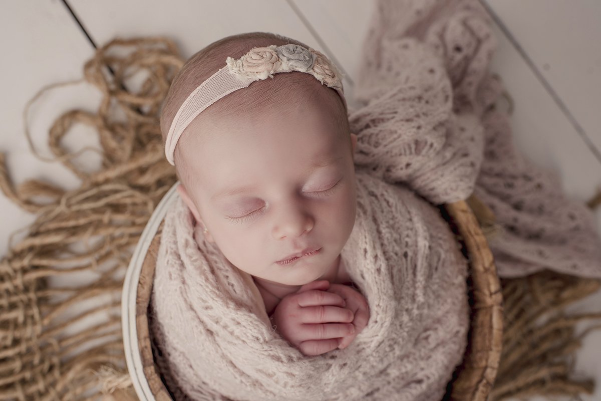 Foto newborn em caxias do sul fotografa morgana perini bebe com maozinhas rosas