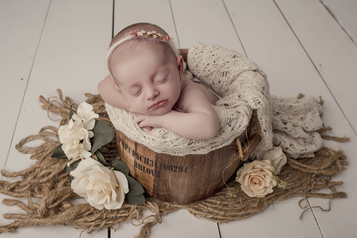 Foto newborn em caxias do sul fotografa morgana perini bebe com flores amarelas