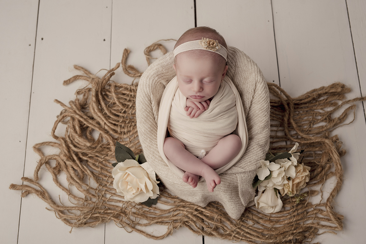 Foto newborn em caxias do sul fotografa morgana perini bebe tons de marrom