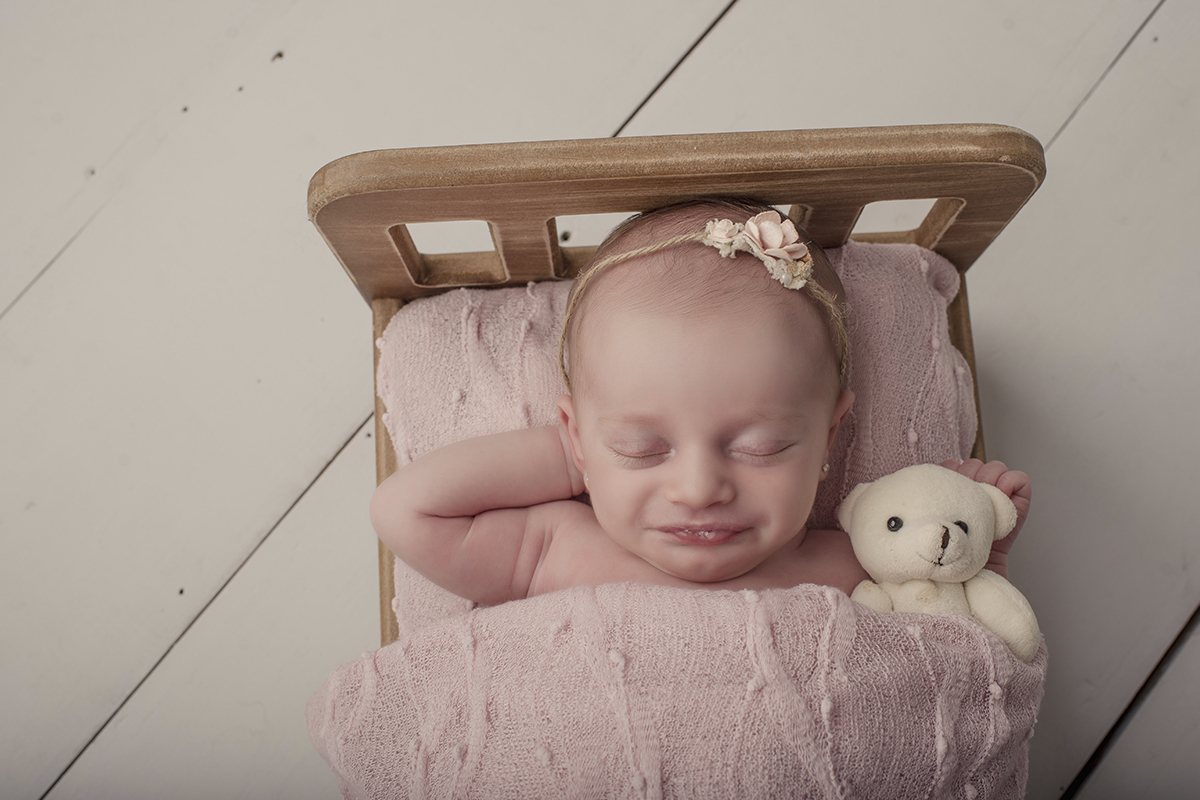 Foto newborn em caxias do sul fotografa morgana perini bebe caminha e ursinho rosa