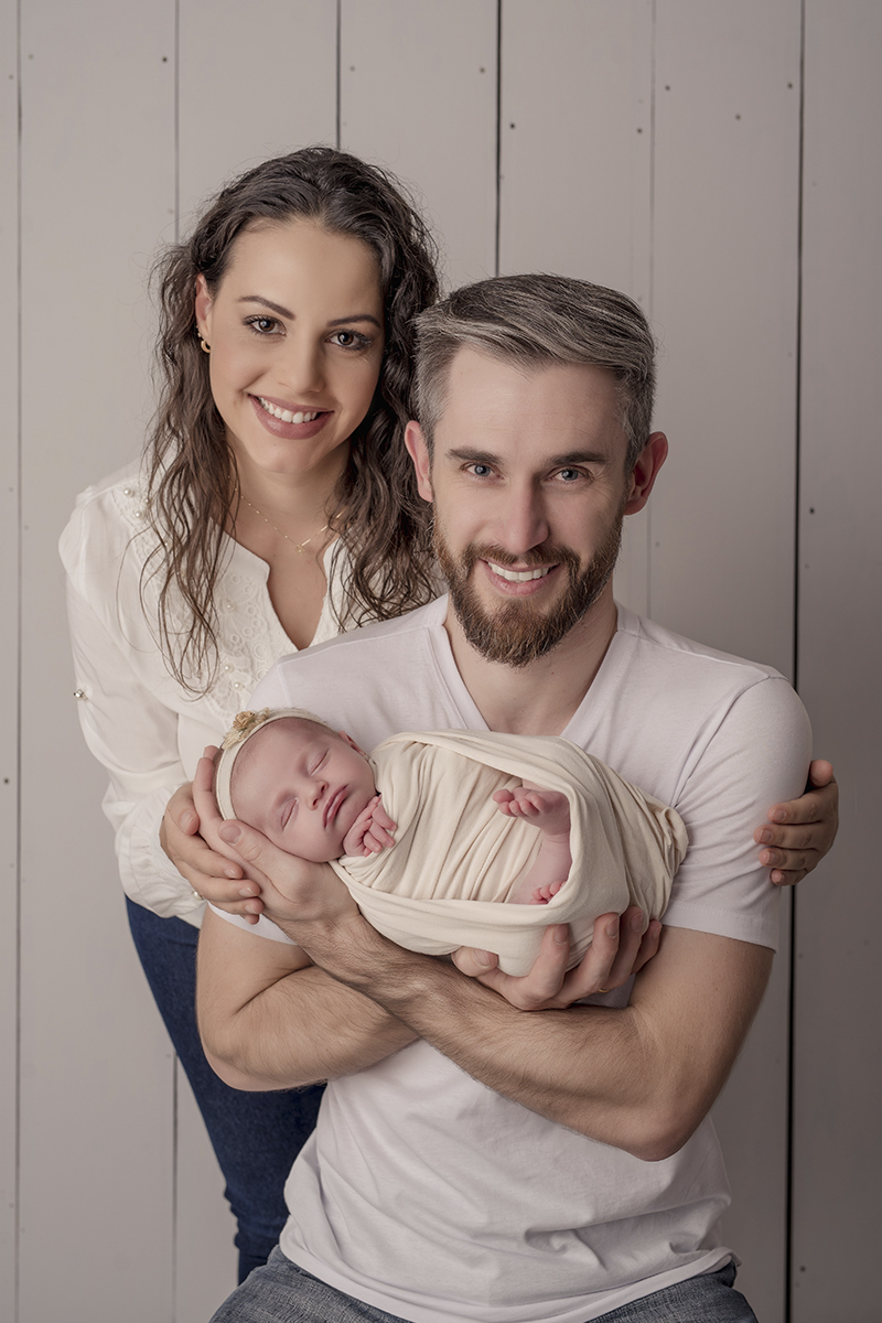 Foto newborn em caxias do sul fotografa morgana perini pais com bebe no colo