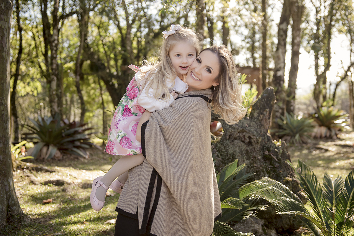 Foto criança em caxias do sul fotografa morgana perini mae com menina arvores