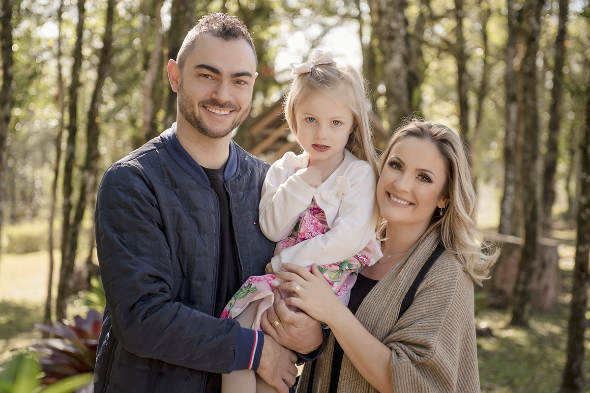 Foto criança em caxias do sul fotografa morgana perini casal co filha arvores