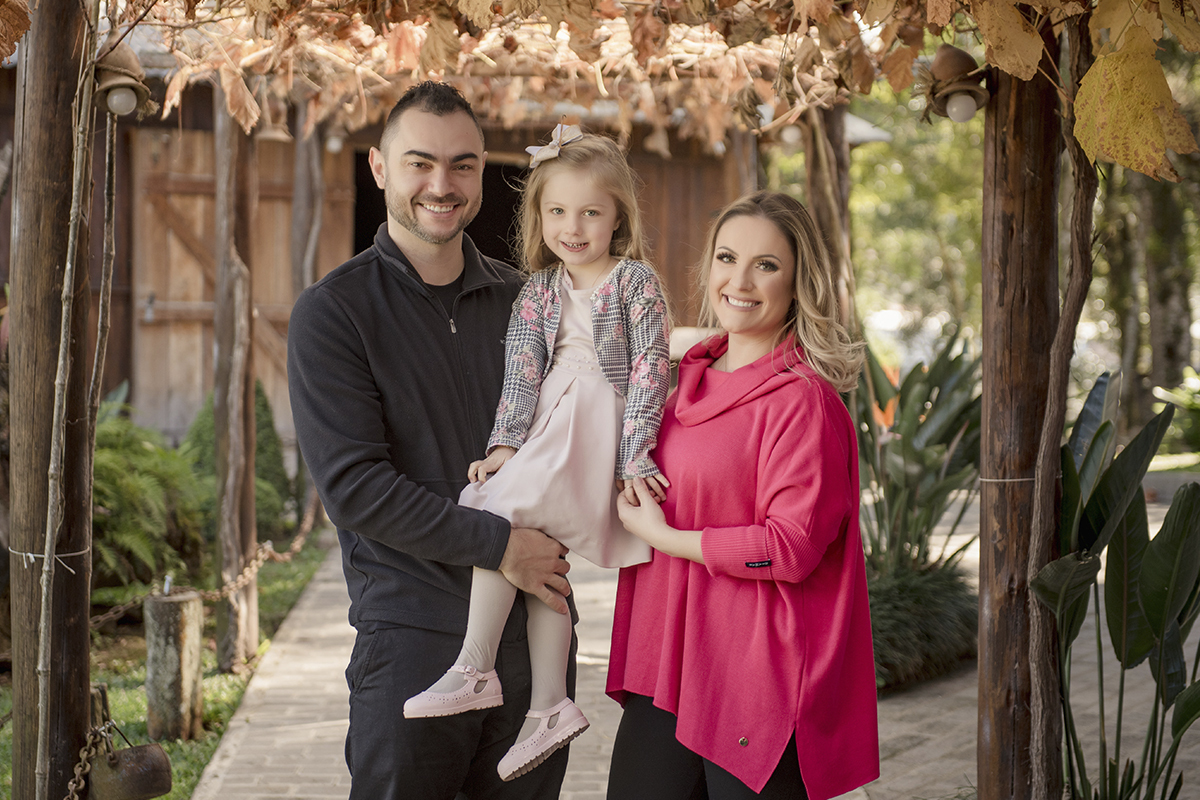 Foto criança em caxias do sul fotografa morgana perini pais com menina loira