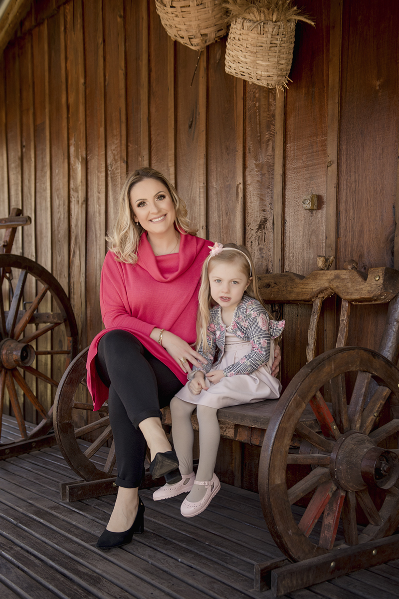 Foto criança em caxias do sul fotografa morgana perini mae e filha sentadas rodas