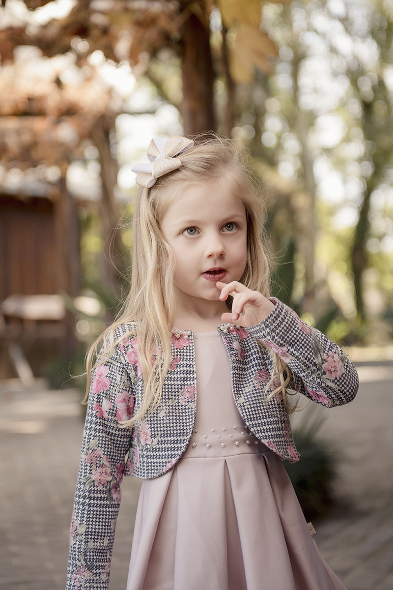 Foto criança em caxias do sul fotografa morgana perini menina loira cabelo comprido